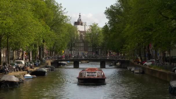 Amsterdam Centro Ciudad Día Soleado Canal Abarrotado Puente Tráfico Panorama — Vídeos de Stock