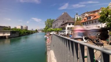 Zürih'in merkezinde Limmat Nehri 