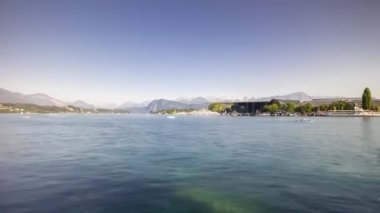 Luzern şehir merkezinin üzerinden uçuş nehir kenarı panorama 4k zaman ayarlı İsviçre