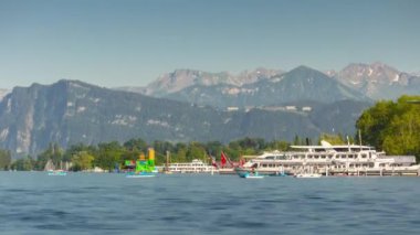 Luzern şehir merkezinin üzerinden uçuş nehir kenarı panorama 4k