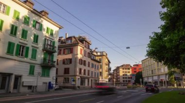 Luzern üzerinde uçuş. Şehir trafiği. Hava panorama 4k zaman ayarlı görüntüler