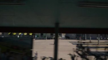 İsviçre güneşli gün Zürih şehir tren yol yolculuk yolcu pencere Panoraması 4k