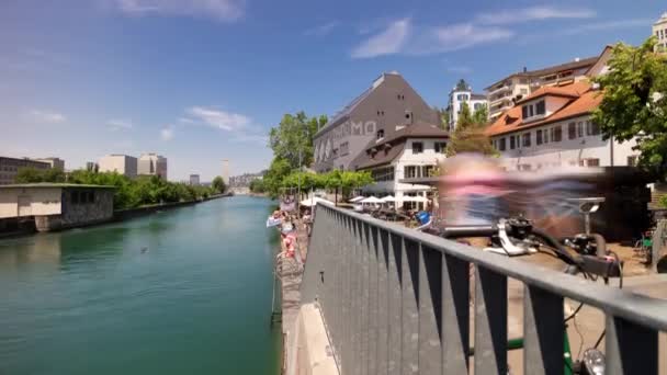 Zürih'in merkezinde Limmat Nehri — Stok video