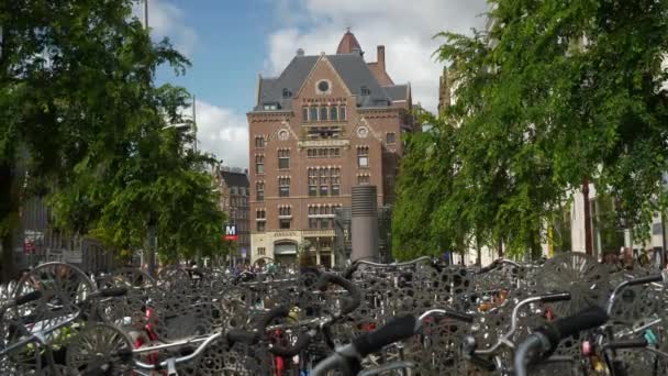 Amsterdam Şehir Merkezi Bulutlu Gün Kanalı Bisiklet Trafiği Köprüsü Manzarası — Stok video