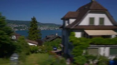 İsviçre güneşli gün Zürih şehir tren yol yolculuk yolcu pencere Panoraması 4k