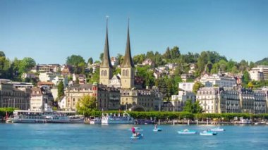 Luzern şehir merkezinin üzerinden uçuş nehir kenarı panorama 4k