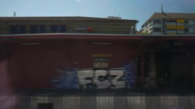 İsviçre güneşli gün Zürih şehir tren yol yolculuk yolcu pencere Panoraması 4k