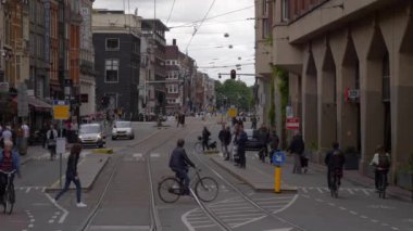 Amsterdam Şehri Bulutlu Gün Trafiği Sokak Panoraması 4k Yavaş çekim Hollanda