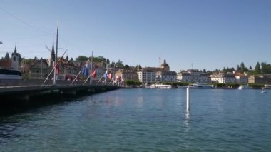 Luzern şehir merkezinin üzerinden uçuş nehir kenarı panorama 4k