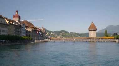 Luzern şehir merkezinin üzerinden uçuş nehir kenarı panorama 4k