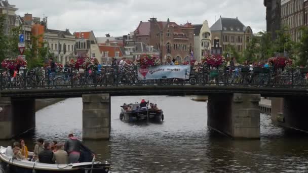 Amsterdam Centrum Zonnige Dag Gracht Drukke Verkeersbrug Panorama Nederland — Stockvideo