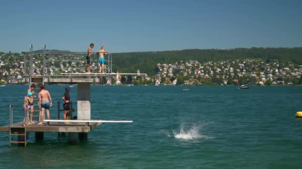 Solig Dag Zurich Stad Flod Med Simmande Människor Panorama Slow — Stockvideo