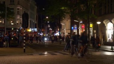 Gece Amsterdam şehir merkezi trafik sokağı çatısı manzarası 4k Hollanda 