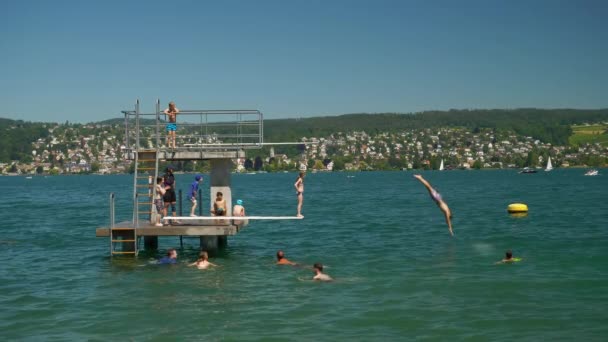 Zonnige Dag Zurich Stad Rivier Met Mensen Panorama Zwitserland — Stockvideo