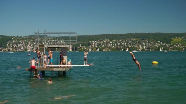 Słoneczny Dzień Zurych Rzeki Miasta Ludźmi Panorama Szwajcarii — Wideo stockowe