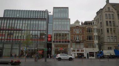 Amsterdam Şehri Bulutlu Gün Trafiği Sokak Panoraması 4k Yavaş çekim Hollanda