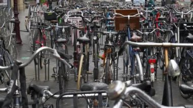 Amsterdam şehir merkezi bulutlu gün kanalı bisiklet trafiği köprüsü manzarası 4k Hollanda