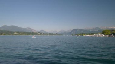 Luzern şehir merkezinin üzerinden uçuş nehir kenarı panorama 4k