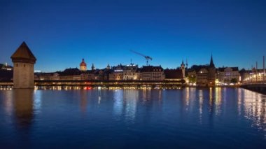 Gün batımında Luzern şehir merkezi nehir kenarı manzarası üzerinde uçuş.
