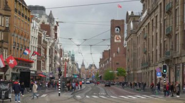 Amsterdam Şehri Bulutlu Gün Trafiği Sokak Panoraması 4k Yavaş çekim Hollanda