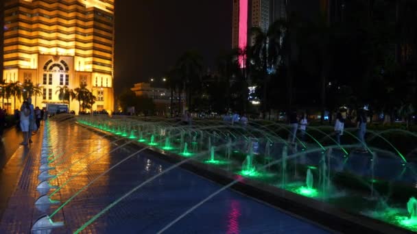 马来西亚吉隆坡 2018年10月1日 马来西亚夸拉卢普尔市著名的照明喷泉公园全景4K大约10月1日 马来西亚夸拉卢普尔市 — 图库视频影像