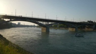 Basel şehrinde yaz günü insanları yüzdürmek Nehir havası manzarası 4K İsviçre