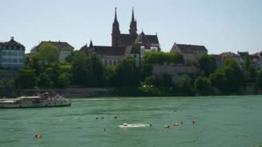 Yaz günü Basel Nehri 'nde insanları yüzdürmek havadan manzara 4K İsviçre