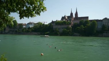 Yaz günü Basel Nehri 'nde insanları yüzdürmek havadan manzara 4K İsviçre