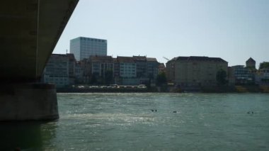 Yaz günü Basel Nehri 'nde insanları yüzdürmek havadan manzara 4K İsviçre