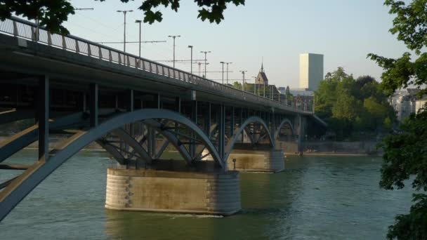 Κολύμπι Άνθρωποι Καλοκαίρι Στην Basel City River Εναέρια Πανόραμα Ελβετία — Αρχείο Βίντεο