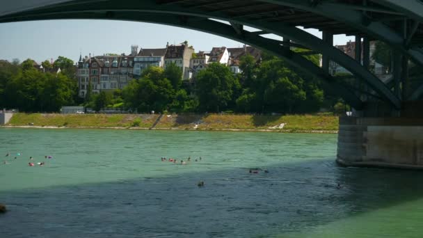 Simning Människor Sommar Dag Basel Stad Flod Antenn Panorama Switzerland — Stockvideo