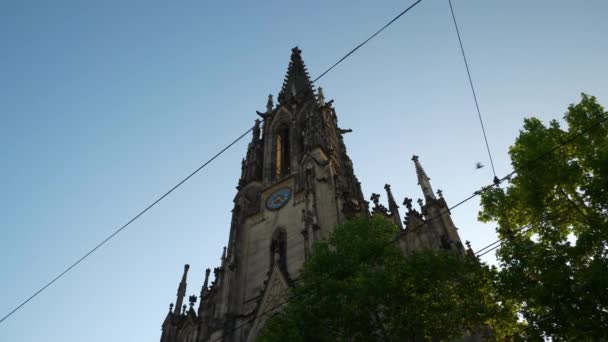 Zonnige Zonsondergang Basel Centrum Kerk Toren Top Slow Motion Panorama — Stockvideo