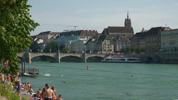 Simning Människor Sommar Dag Basel Flod Antenn Panorama Switzerland — Stockvideo