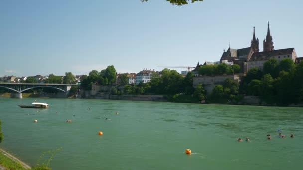 Simning Människor Sommar Dag Basel Flod Antenn Panorama Switzerland — Stockvideo