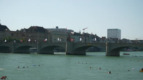 Yaz Günü Basel Nehri Nde Insanları Yüzdürmek Havadan Manzara Sviçre — Stok video
