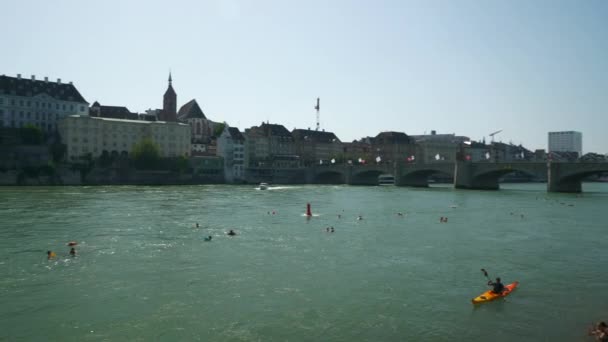 Yaz Günü Basel Nehri Nde Insanları Yüzdürmek Havadan Manzara Sviçre — Stok video