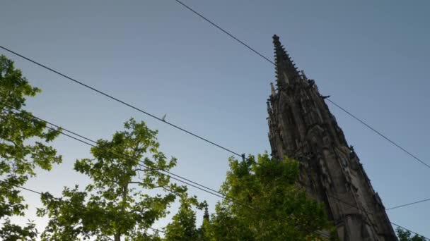 Zonnige Zonsondergang Basel Centrum Kerk Toren Top Slow Motion Panorama — Stockvideo