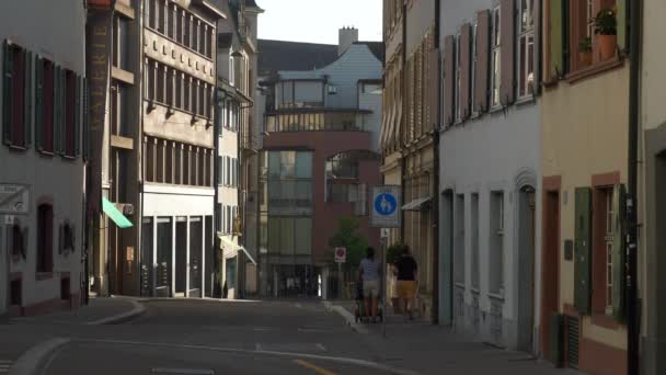 Базельские Горожане Ходят Панорамой Сверху Вниз Замедленной Съемки — стоковое видео