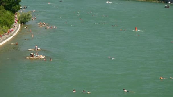 Zwemmen Mensen Zomer Dag Basel Rivier Antenne Panorama Zwitserland — Stockvideo