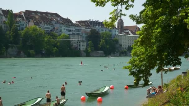 Simning Människor Sommar Dag Basel Flod Antenn Panorama Switzerland — Stockvideo