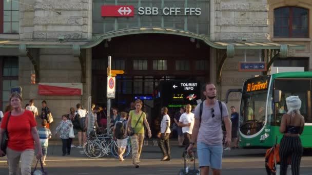 Basel Stad Mensen Lopen Antenne Top Panorama Slow Motion Zwitserland — Stockvideo