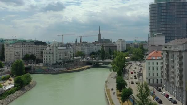 ウィーン川沿いの昼間の中心街空中パノラマ4Kオーストリア — ストック動画