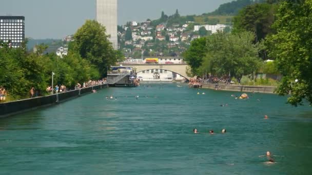 Sonniger Tag Zürich Seebucht Überfüllte Promenade Bucht Panorama Schweiz — Stockvideo