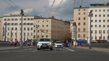 SALZBURG, AUSTRIA - 7 Temmuz 2019: Day time Salzburg şehir merkezi ünlü trafik sokağı ağır çekim panorama 4k