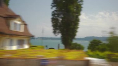 Demiryolu treni seyahat ediyor. Cenevre Panoraması, İsviçre 4k zaman dilimi