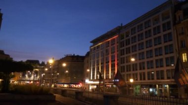Gece Luzern şehrini aydınlattı. Şehir trafiği. Hava panorama 4k zaman ayarlı görüntüler