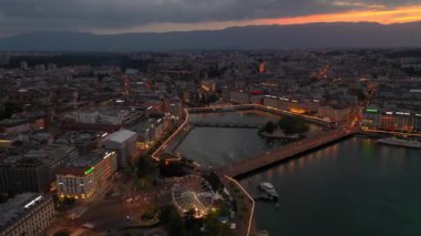 Akşam saatinde İsviçre 'de Cenevre şehir manzarasının dönme dolaplı 4k görüntüsü  