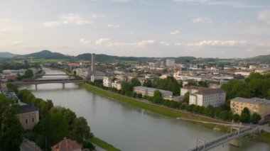 Salzburg, Avusturya - 7 Temmuz 2019: Gündüz saatinde Salzburg merkez şehir manzarası dağ üstü panorama 4 k dolaylarında 7 Temmuz 2019 Salzburg, Avusturya.