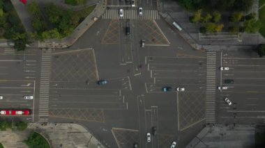 Gündüz vakti Chengdu şehri şehir merkezi hava trafik manzarası 4k porselen