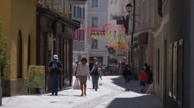 SALZBURG, AUSTRIA - 14 Temmuz 2019: Şehir merkezi gündüz vakti ünlü yaya yolu ağır çekim panorama 4k